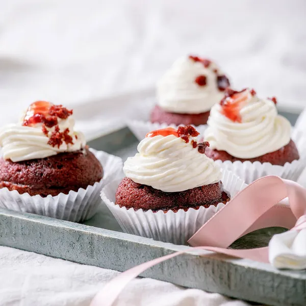 Cupcakes Faits Maison Velours Rouge Avec Crème Fouettée Sur Plateau — Photo
