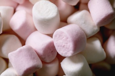 Sıcak çikolata kış içeceği yapmak için gerekli malzemeler. Koyu çikolata, türler, kamış şekeri, kırsal kesimdeki keten masa örtüsünde marşmelov..