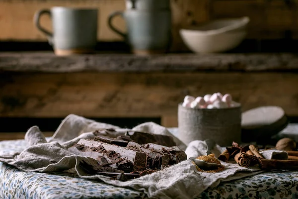 핫초코를 만드는 초콜릿 사탕수수 마시멜로 부엌에 식탁보 — 스톡 사진