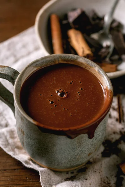손님이 핫초코 음료수와 잘게썬 초콜릿 냅킨에 계피가 따뜻하고 음료를 — 스톡 사진