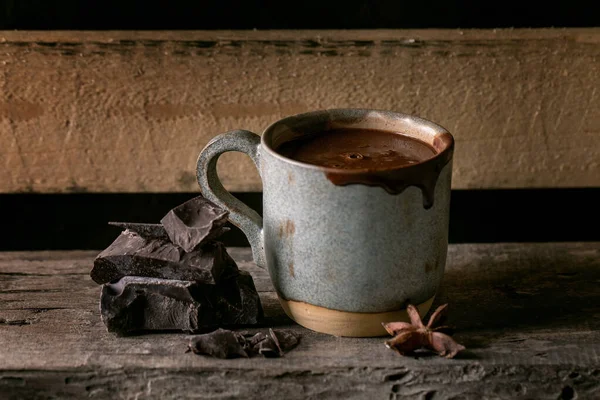 Tasse Heißes Würziges Hausgemachtes Schokoladen Wintergetränk Mit Gehackter Dunkler Schokolade — Stockfoto