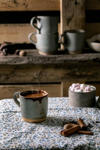 Tasse Heißes Würziges Hausgemachtes Schokoladen Wintergetränk Mit Gehackter Dunkler Schokolade — Stockfoto