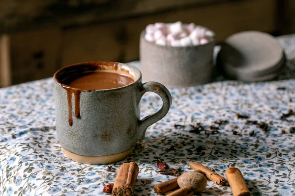 Kopp Varm Kryddig Hemlagad Choklad Vinterdryck Med Kryddor Och Marshmallow — Stockfoto