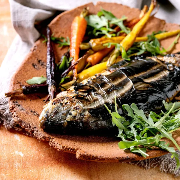 Grilled Cooked Fresh Gutted Sea Bream Dorado Fish Ceramic Plate — Stock Photo, Image