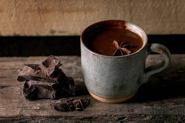 一杯热辣味的自制巧克力冬季饮料 里面装着茴香星 在旧木架上切碎了黑巧克力条 温暖舒适的饮料 — 图库照片