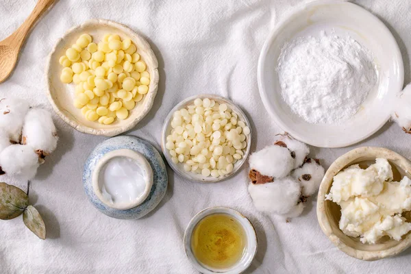 Zutaten Für Selbstgemachte Naturkosmetik Gesichtscreme Arbeit Ätherische Öle Kakaobutter Wachs — Stockfoto