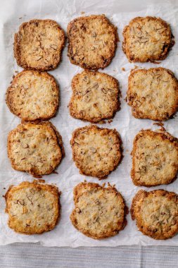 Ev yapımı kurabiye, fındıklı kurabiye ve kabartma kağıdında beyaz çikolata. Ev yapımı tatlı pişirme. Üst görünüm, kapat