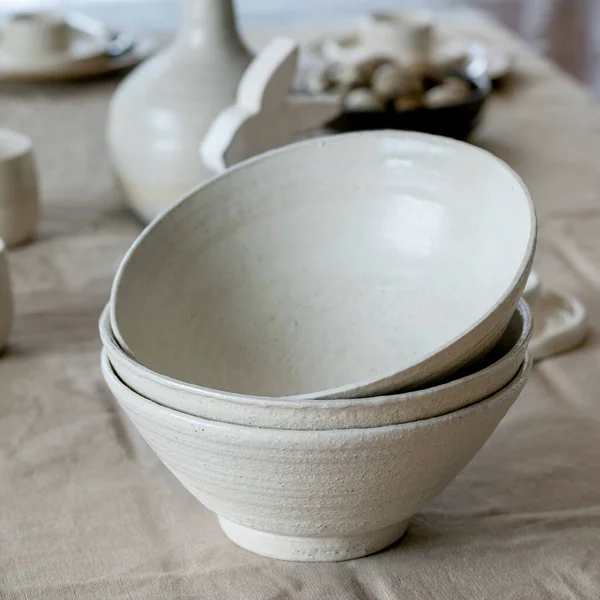 Set Leerer Handwerklicher Weißer Keramikschalen Die Auf Dem Tisch Stehen — Stockfoto