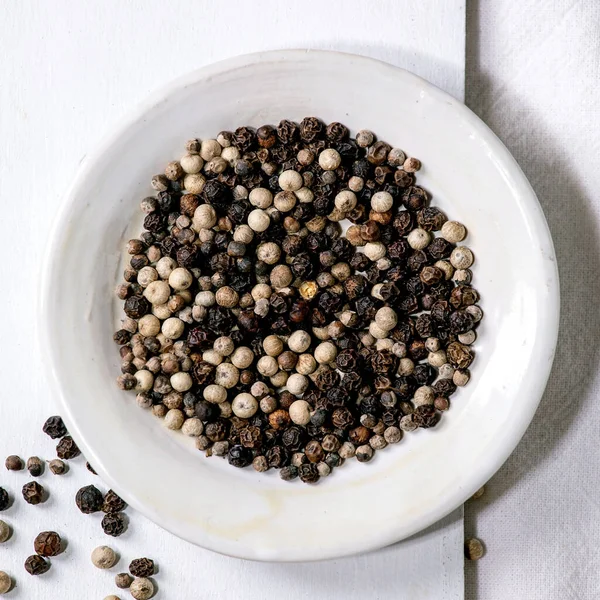 Mix Black White Peppercorns Seasoning Pepper Spices White Plate Wooden — Foto Stock