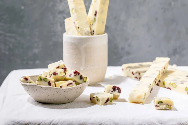 Homemade White Chocolate Candy Bar Pistachios Nuts Cranberries Ceramic Bowl — Stockfoto
