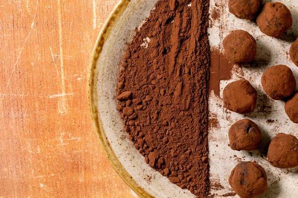 Chocolate Negro Casero Chocolate Trufa Caramelo Cacao Polvo Placa Cerámica —  Fotos de Stock