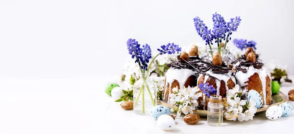 Гомемадійна Традиція Пасхальний Торт Шоколадними Гніздами Яйцями Квітучі Вишневі Гілки — стокове фото