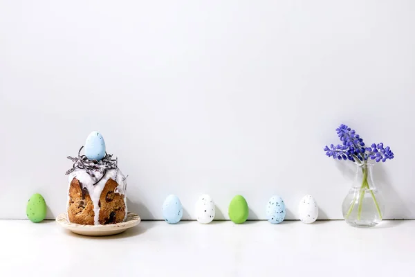 Zelfgemaakte Traditionele Paastaart Met Chocoladenest Eieren Bord Staand Witte Marmeren — Stockfoto