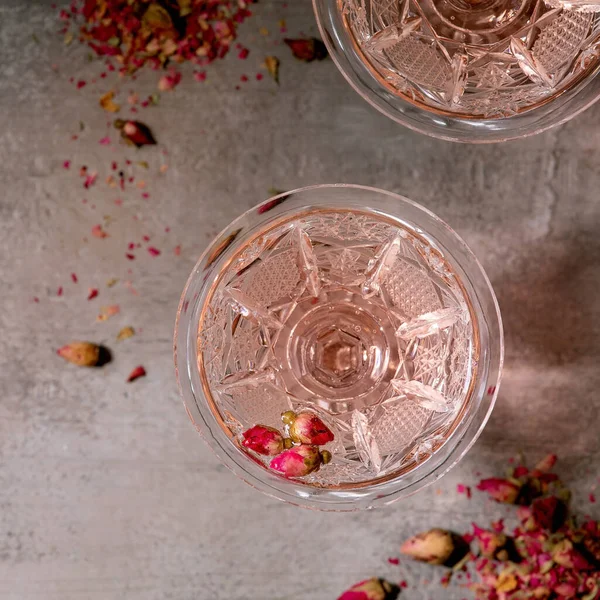 ピンクのバラのシャンパン サイダーまたはレモネードのクリスタルヴィンテージグラス 灰色のテクスチャの背景 フラットレイアウト スペース 正方形の画像 — ストック写真