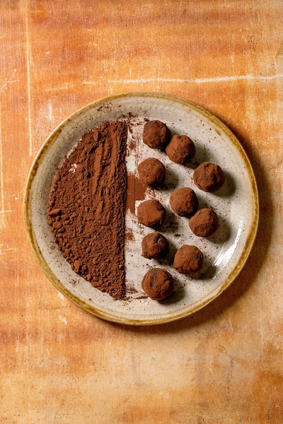 Cioccolato Fondente Fatto Casa Caramelle Tartufo Cacao Cacao Polvere Piatto — Foto Stock