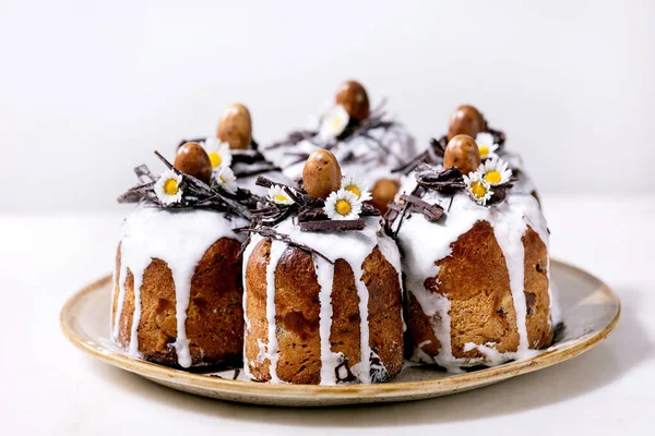 Házi Készítésű Hagyományos Húsvéti Kulich Torta Csokoládé Fészkek Tojás Kerámia — Stock Fotó