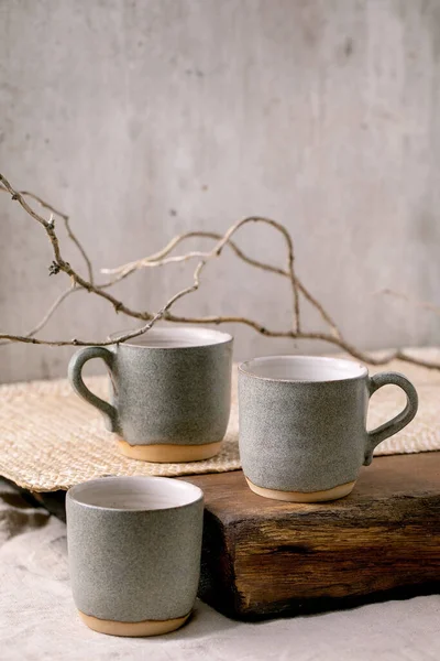 Conjunto Tazas Café Cerámica Artesanal Textura Gris Vacía Con Rama —  Fotos de Stock