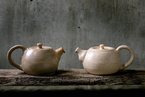 Çay Seremonisi Için Iki Yapımı Çaydanlık Arka Planda Gri Duvarlı — Stok fotoğraf