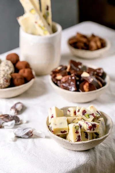 Verscheidenheid Van Zelfgemaakte Toffee Chocolade Amandelnoten Snoep Pure Chocolade Truffel — Stockfoto