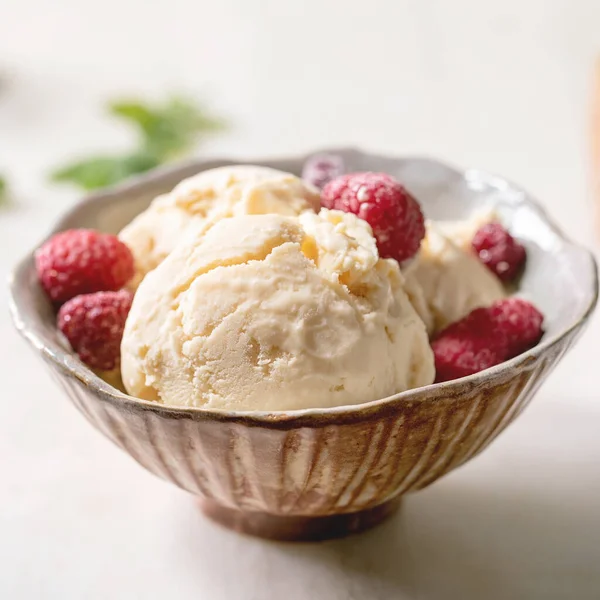 Helado Vainilla Caramelo Casero Con Frambuesas Congeladas Tazón Cerámica Pie —  Fotos de Stock