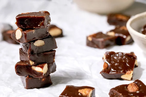 Stapel Von Hausgemachten Toffee Gesalzen Karamell Schokolade Mandelnüsse Bonbons Auf — Stockfoto