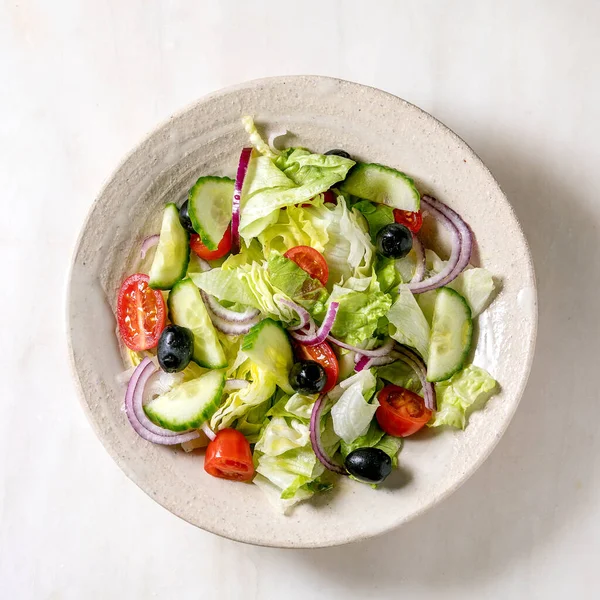 Klasický Zeleninový Salát Rajčaty Okurkou Cibulí Salátovými Listy Černými Olivami — Stock fotografie