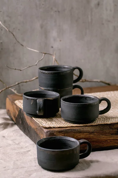 Boş Siyah Matt Seramik Kahve Fincanları Beyaz Keten Masa Örtüsü — Stok fotoğraf