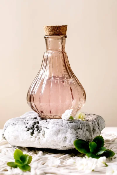 Prachtige Roze Transparante Fles Parfum Met Kurk Staande Getextureerde Steen — Stockfoto