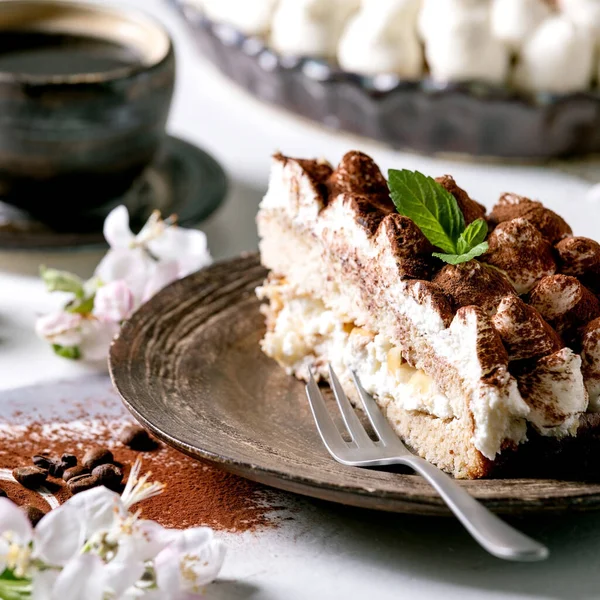 Snijd Zelfgemaakte Glutenvrije Tiramisu Traditionele Italiaanse Dessert Bestrooid Met Cacaopoeder Rechtenvrije Stockfoto's