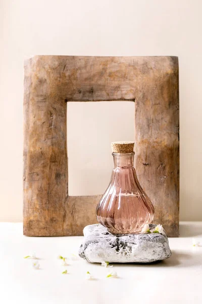 Hermosa Botella Perfume Transparente Rosa Con Corcho Pie Sobre Piedra — Foto de Stock