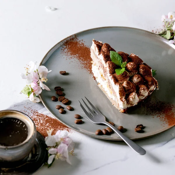 Scheibe Hausgemachtes Glutenfreies Tiramisu Traditionelles Italienisches Dessert Bestreut Mit Kakaopulver — Stockfoto