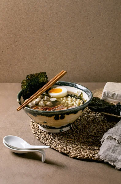 Japon Usulü Erişteli Ramen Izgara Ördek Göğsü Tofu Deniz Yosunu — Stok fotoğraf