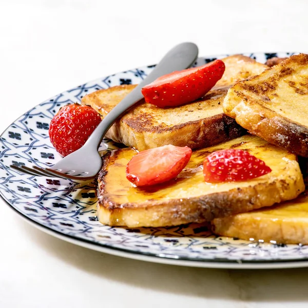 Stockpile French Toasts Fresh Strawberries Maple Syrup Ceramic Plate Fork — Stock Photo, Image