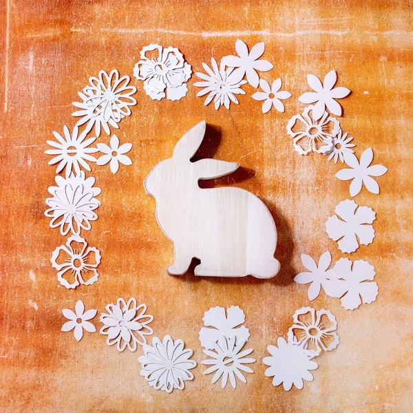 Coniglio Pasqua Coniglio Con Diversi Fiori Carta Intorno Sfondo Pietra — Foto Stock