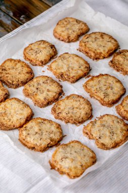 Ev yapımı kurabiye, fındıklı kurabiye ve beyaz keten mutfak havlusunda beyaz çikolata. Evim güzel pişirme.