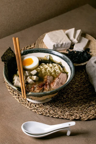 Polévka Japonském Stylu Nudlemi Grilovanými Kachními Prsy Tofu Chipsy Mořských — Stock fotografie