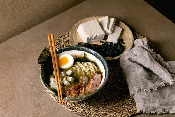 Hausgemachte Asiatische Suppe Ramen Mit Nudeln Gegrillter Entenbrust Tofu Algen — Stockfoto