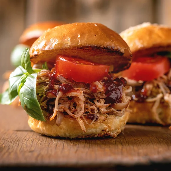 在木制背景上用炖牛肉 西红柿和罗勒做的自制迷你汉堡包 现代美味的快餐 正方形图像 — 图库照片