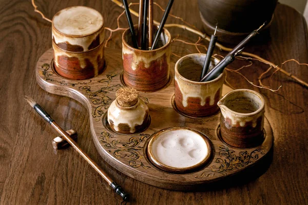 Handgefertigtes Keramik Set Für Malerei Und Kalligrafie Auf Stilvollem Holzsitz — Stockfoto