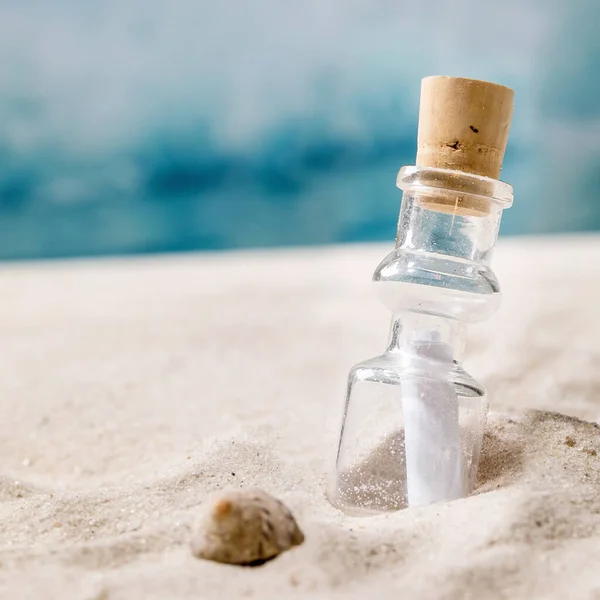 Скляна Пляшка Папером Повідомлень Всередині Літньому Піщано Морському Пляжі Оболонкою — стокове фото