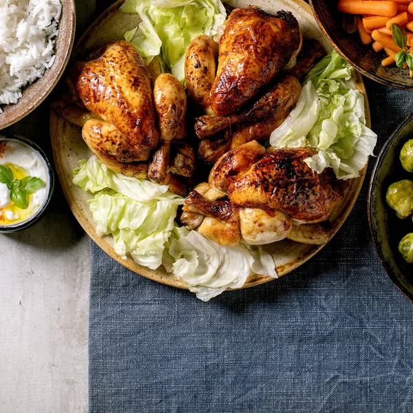 Middagsbord Med Grillad Mini Kyckling Ris Och Grönsaker Bakade Brysselkål — Stockfoto