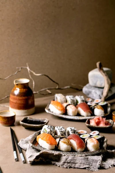 Ρολά Σούσι Για Δύο Παραδοσιακό Ιαπωνικό Πιάτο Σούσι Και Ρολά — Φωτογραφία Αρχείου