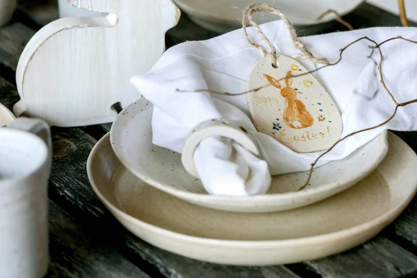 空のクラフトセラミック食器 プレートとボウル イースターウサギの装飾 木製のテーブルの花瓶と素朴なイースターテーブルの設定 イースターの祝日ディナー — ストック写真