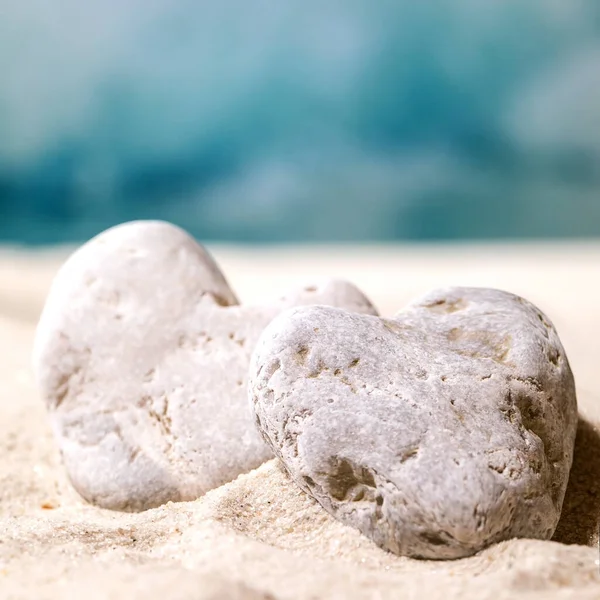 Dos Piedras Forma Corazón Playa Arena Verano Mar Con Olas — Foto de Stock