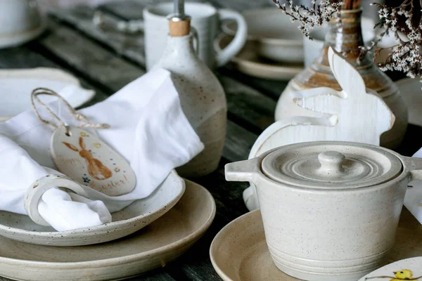 Рустикальний Великодній Стіл Порожнім Ременем Керамічного Посуду Кухонним Горщиком Тарілками — стокове фото
