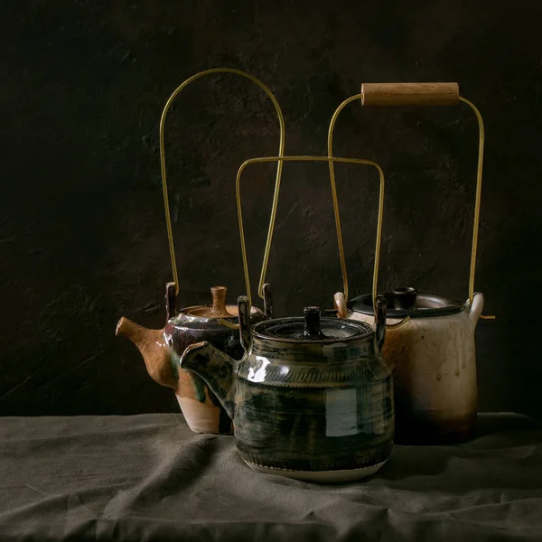 Різноманітність Ремісничих Керамічних Чайників Ручної Роботи Чайної Церемонії Стоїть Лляній — стокове фото