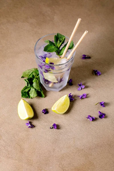 Bicchiere Trasparente Cocktail Alla Limonata Con Menta Viola Ghiaccio Fiori — Foto Stock