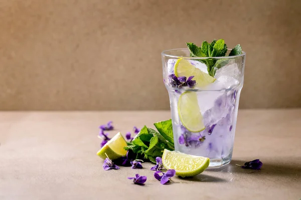 Bicchiere Trasparente Cocktail Limonata Floreale Con Menta Viola Ghiaccio Fiori — Foto Stock