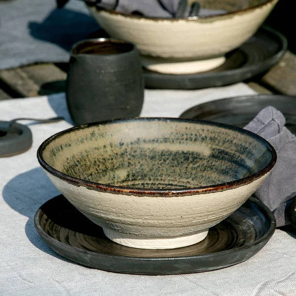 Rustieke Tafelopstelling Buiten Tuin Met Leeg Ambachtelijk Keramisch Servies Zwarte — Stockfoto