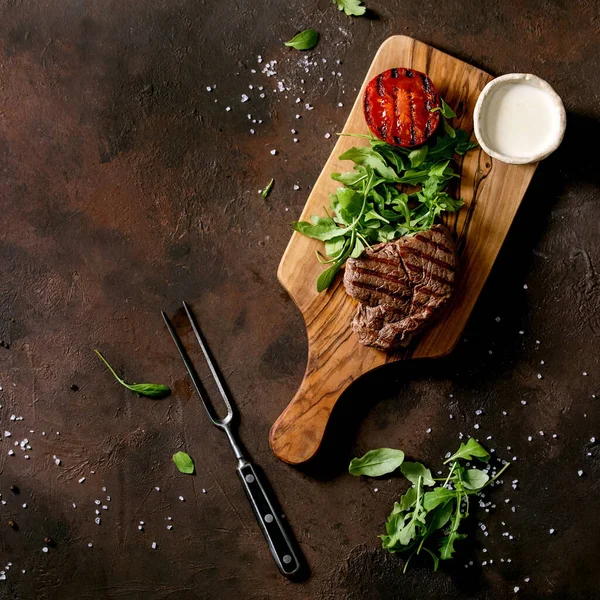 Grilled Beef Steak Served Creamy Sauce Grilled Vegetables Tomato Arugula — Stock Photo, Image